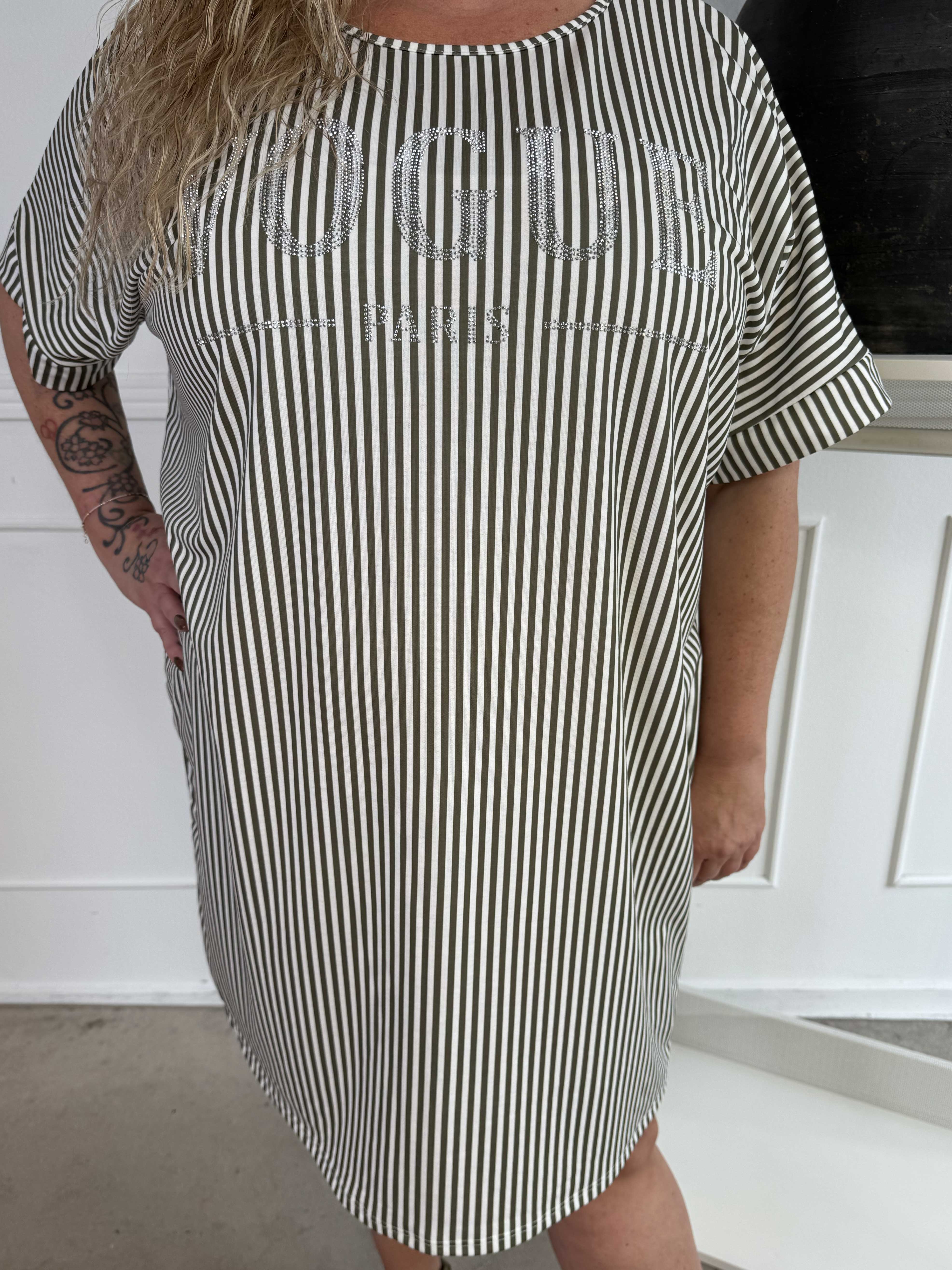Mintu Stripe Dress - Plus size randig klänning i bomull med similisten